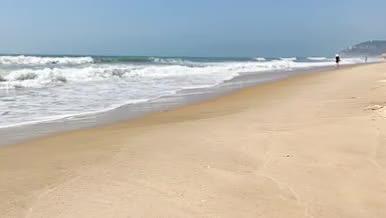 4K实拍夏日海边海星海浪沙滩自然风光视频视频的预览图